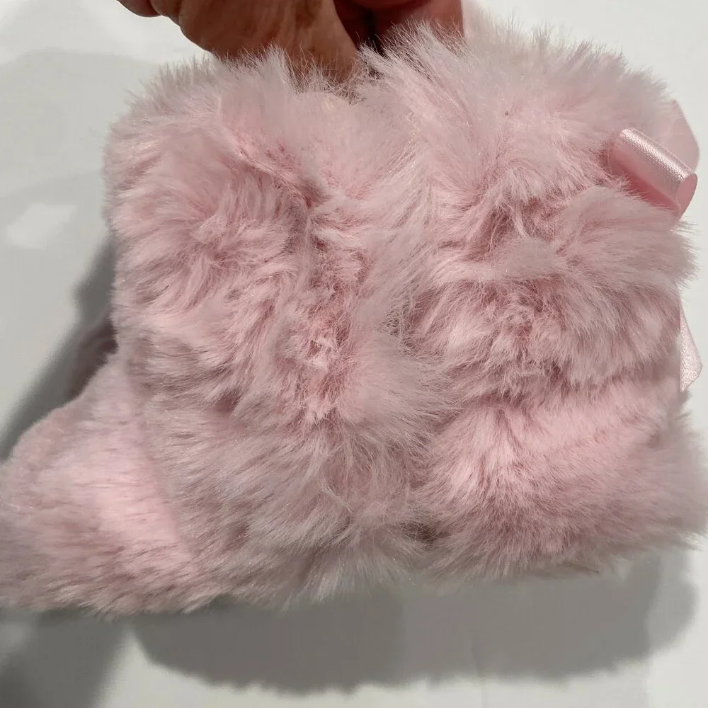 UGG baby girl, light pink Baby Ugg Jesse Bow II fluff booties, size 02/03.